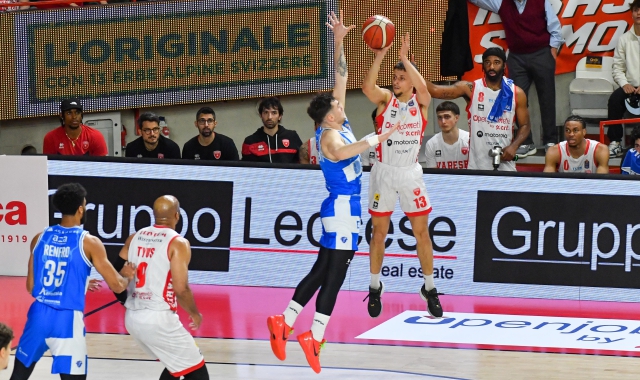 Vittoria importantissima per Varese contro Sassari (foto Puricelli, Blitz)