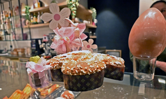 Gli allestimenti in pasticceria per le feste pasquali  (foto Blitz)