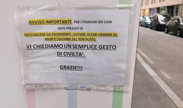 Uno dei tanti cartelli sui palazzi di Varese