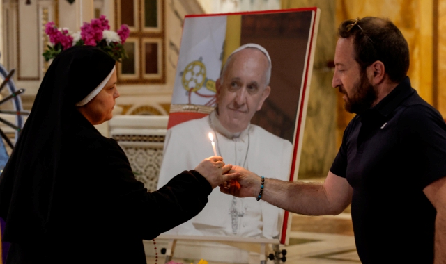 «È stato il Papa dell’inclusione». Folla per Rosario in Basilica a Varese