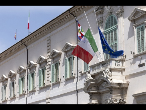 Bandiere a mezz'asta in segno di lutto al Colle e Palazzo Chigi