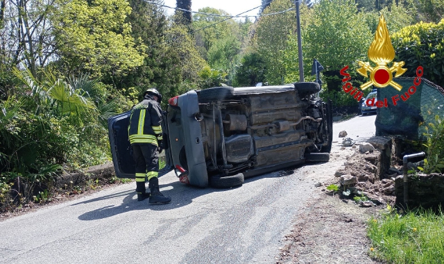 Cunardo, auto abbatte contatore del gas. E si ribalta