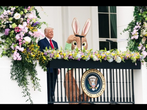 Trump omaggia il Papa dal balcone accanto al coniglio pasquale