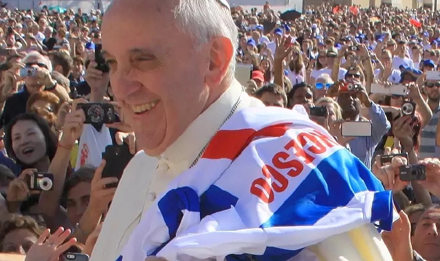 Papa Francesco e la maglia della Pro sulle spalle