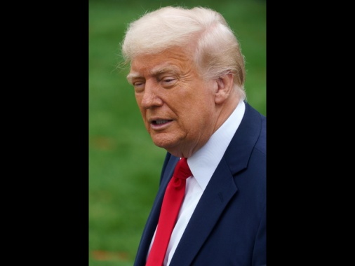 Sondaggio, tasso di approvazione Trump ai minimi da insediamento