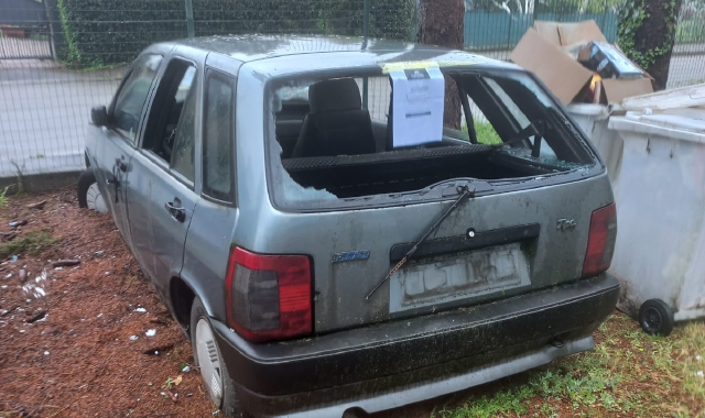 Una delle vetture recuperate e rimosse dalle strade di Gallarate. Fondamentale la collaborazione di Plastic Free