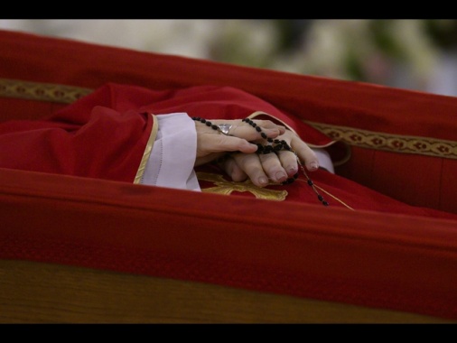La salma del Papa esposta domani a San Pietro