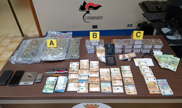 La droga il denaro sequestrati dai carabinieri di Legnano