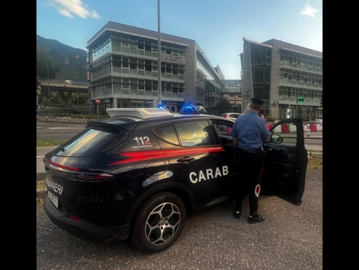 Spari in parcheggio centro commerciale, panico tra la gente