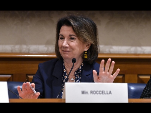 Roccella, adozione embrioni congelati a tutela della vita