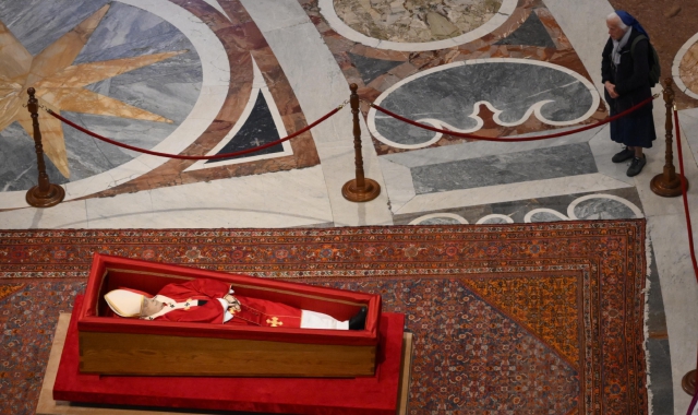 Papa Francesco: l’omaggio dei fedeli in San Pietro