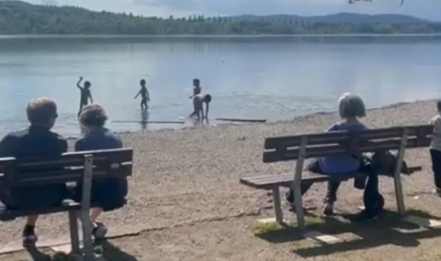 Bambini in acqua a riva alla Schiranna nel giorno di Pasquetta