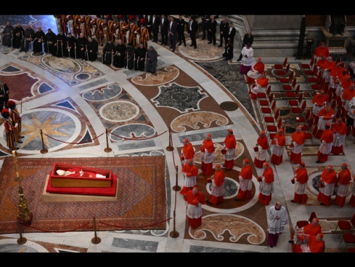Terminato il rito della traslazione della salma del Papa