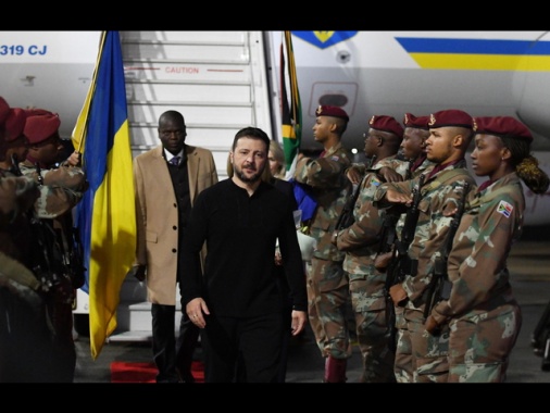 Zelensky abbrevia visita in Sudafrica dopo gli attacchi su Kiev