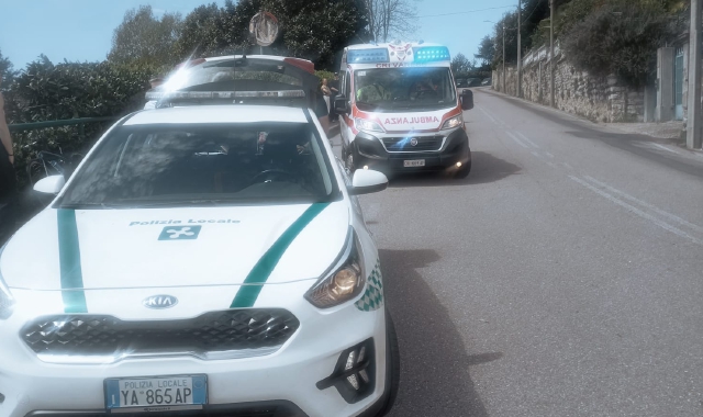 Moto urta bici. Poi si schianta contro un’auto