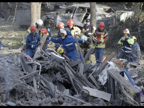 Kiev, 'salgono a 12 i morti del raid russo nella capitale'