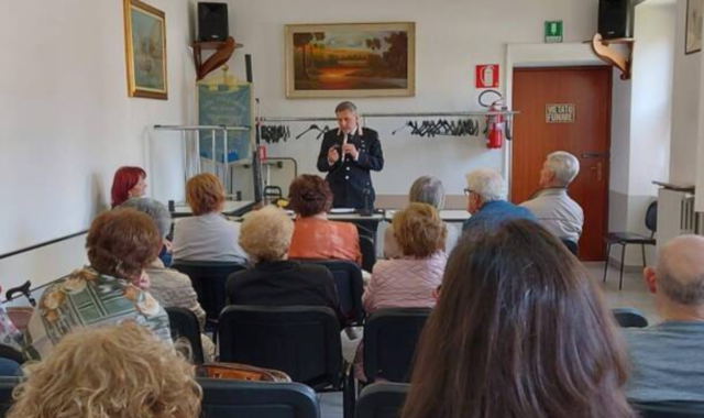 Il luogotenente Giordano durante l’incontro al Centro Anziani “Dottor Olearo”