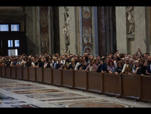 Superata la mezzanotte,ancora lunghe code a S.Pietro per il Papa