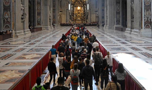 Il saluto di centomila fedeli a Papa Francesco