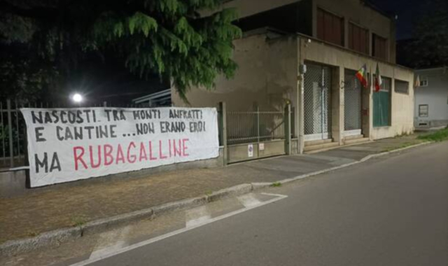 Lo striscione sulla sede dell’Anpi