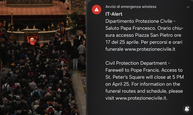 La folla all'interno della Basilica di San Pietro e il messaggio inviato sugli smartphone