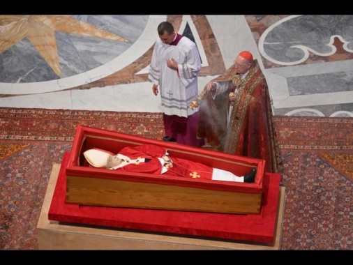 In San Pietro il rito della chiusura della bara del Papa