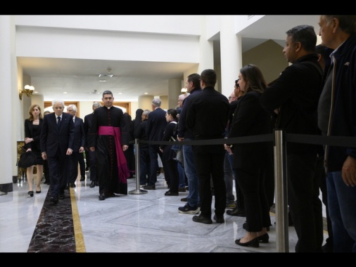 Mattarella in basilica San Pietro, rende omaggio al Papa