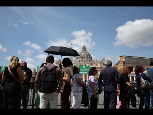 Questura, migliaia fedeli lungo il tragitto del corteo funebre