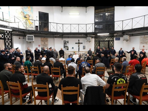 Nelle carceri detenuti seguono insieme i funerali del Papa