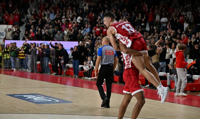 L’esultanza di Varese dopo la vittoria in casa, all’andata, sulla Segafredo
