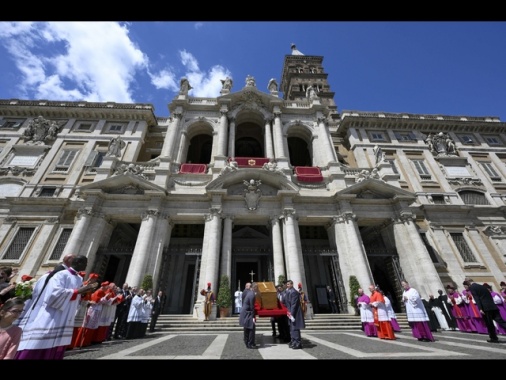 Centinaia di fedeli a Santa Maria Maggiore per omaggio a Papa
