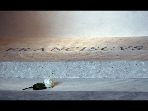 Sulla tomba di Papa Francesco solo una rosa bianca