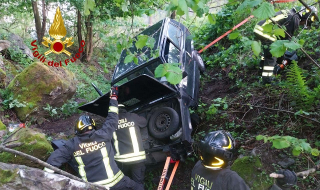 Auto fuori strada, paura a Varzo