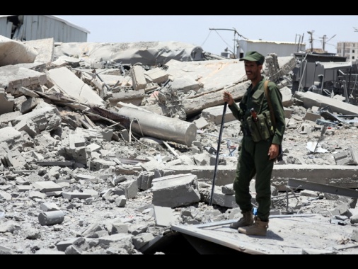 Houthi, '8 morti, tra cui donne e bambini, in un attacco Usa'