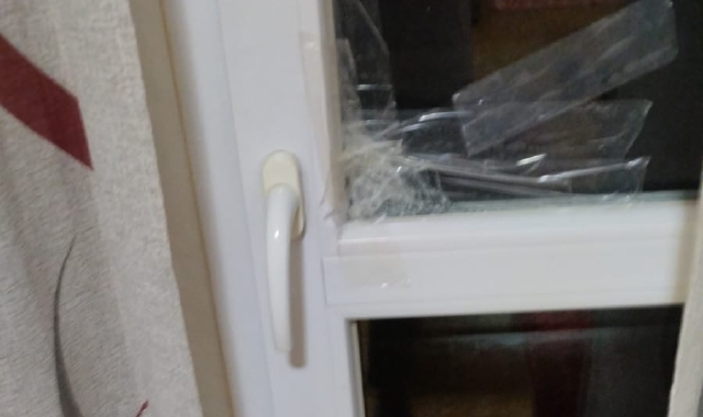 La serratura della porta finestra del balcone è stata forzata dai ladri per entrare nell’appartamento