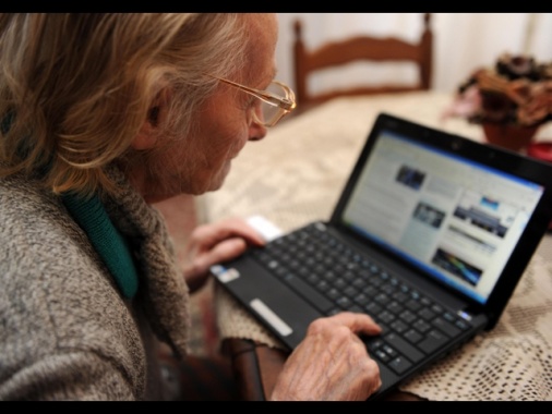 Istat, 1 italiano su 2 acquista su web e crescono anziani online