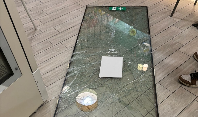 Una vetrina sfondata dal ladro
