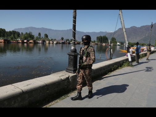 Kashmir, quinta notte di scontri tra India e Pakistan