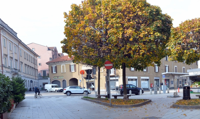 Il furto dello scooter è avvenuto in piazza Beccaria, nel centro di Varese  (foto Archivio)