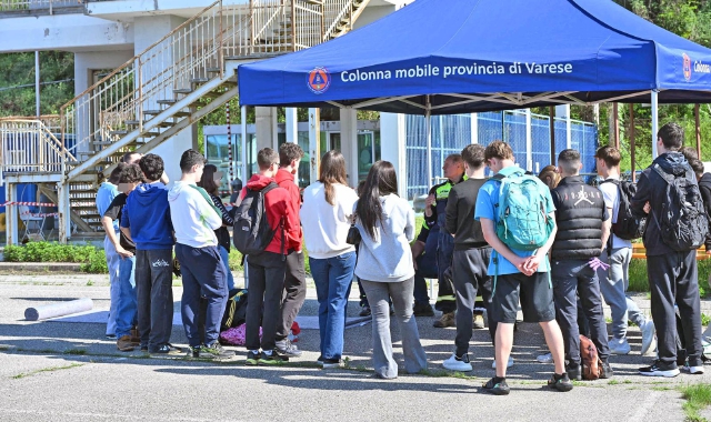 Gli studenti nella sede della Protezione civile  (foto Blitz)