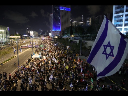 Media, 'Israele conferma che gli ostaggi ancora vivi sono 24'