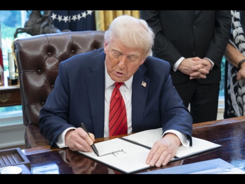 Trump firma decreto che allenta la pressione dei dazi sulle auto