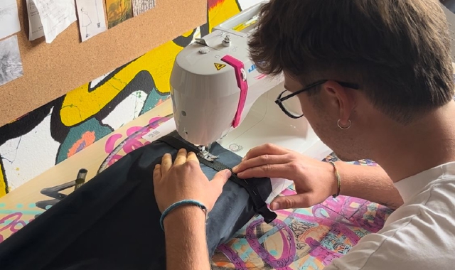 Tommaso Barbesino, 21 anni, cuce nel laboratorio a casa sua