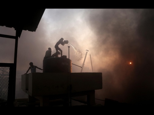 India: incendio in un hotel di Calcutta, almeno 15 morti