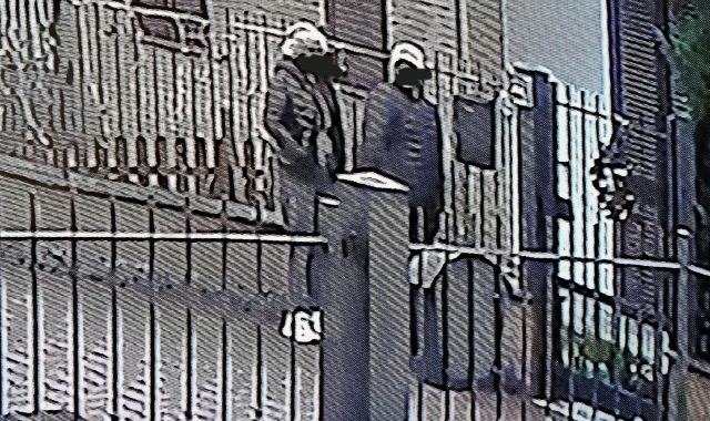 Ladri ripresi da telecamere di sorveglianza (foto Blitz)