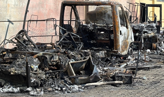 Fiamme e paura, bruciati due camper nella notte