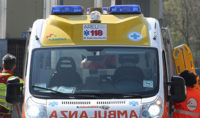 Gli muore il padre, torna a casa in moto e resta ferito in un incidente