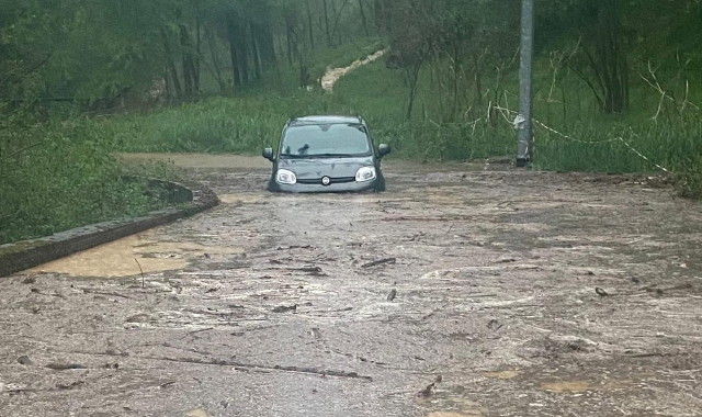 La colata di fango e detriti, mercoledì scorso, aveva bloccato un’automobile di passaggio