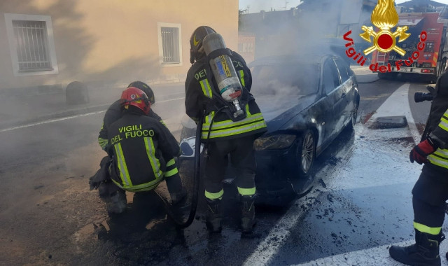 L’intervento deiv vigili del fuoco per spegnere l’auto andata in fiamme a Cassano Magnago