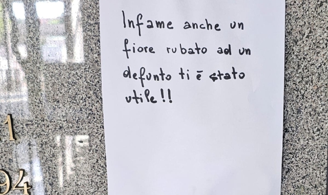 Via i fiori dal cimitero: «Ladri, vergogna»